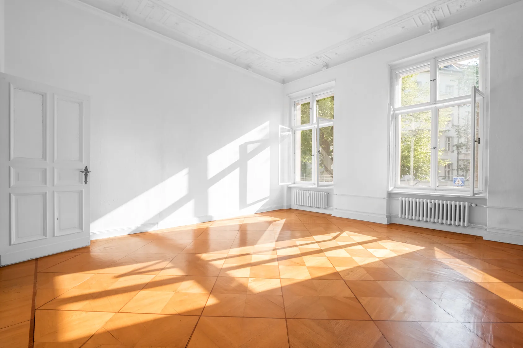 Heller Altbau-Raum mit Parkett