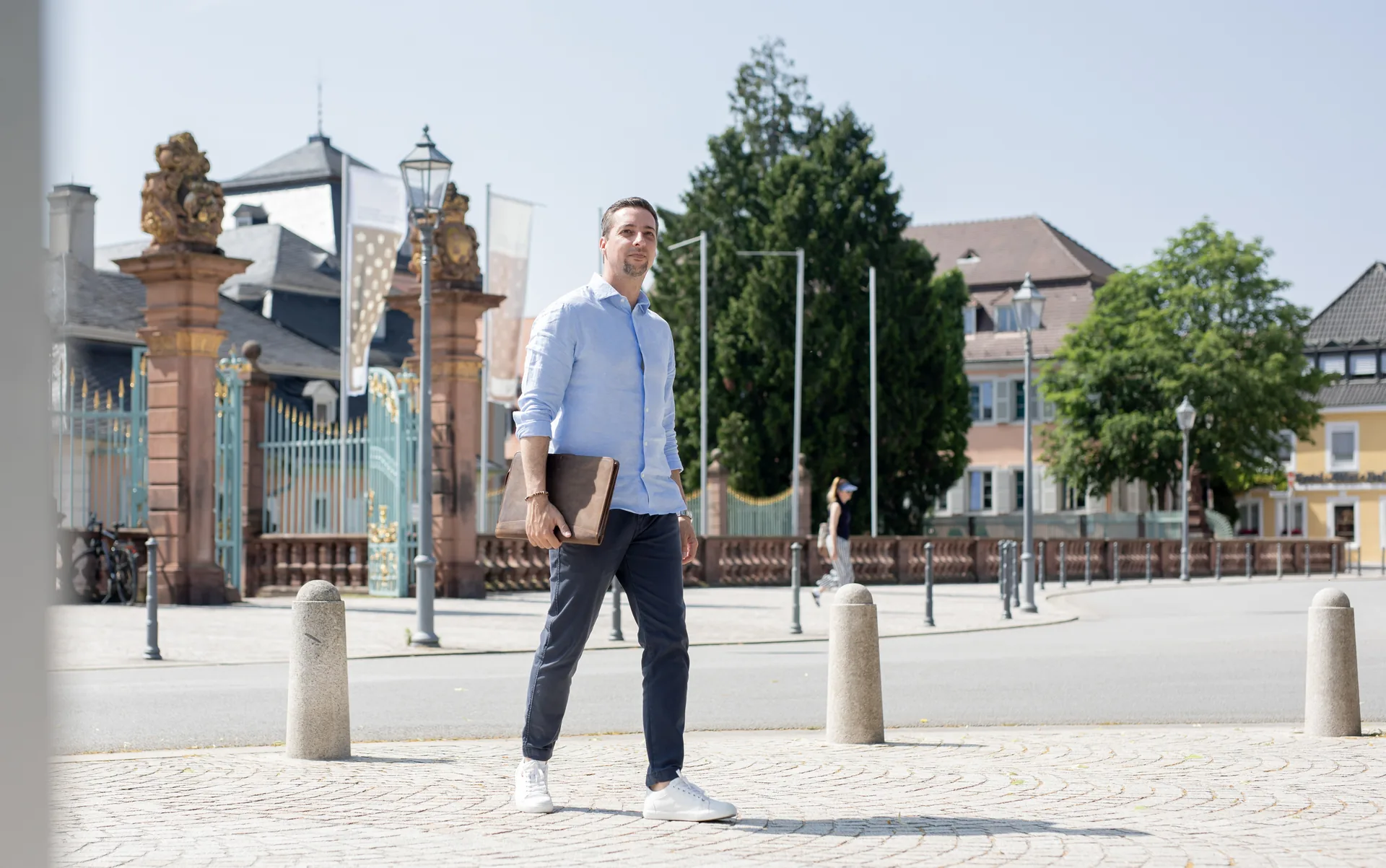 Heiko Schneider vor dem Schlosstor in Schwetzingen