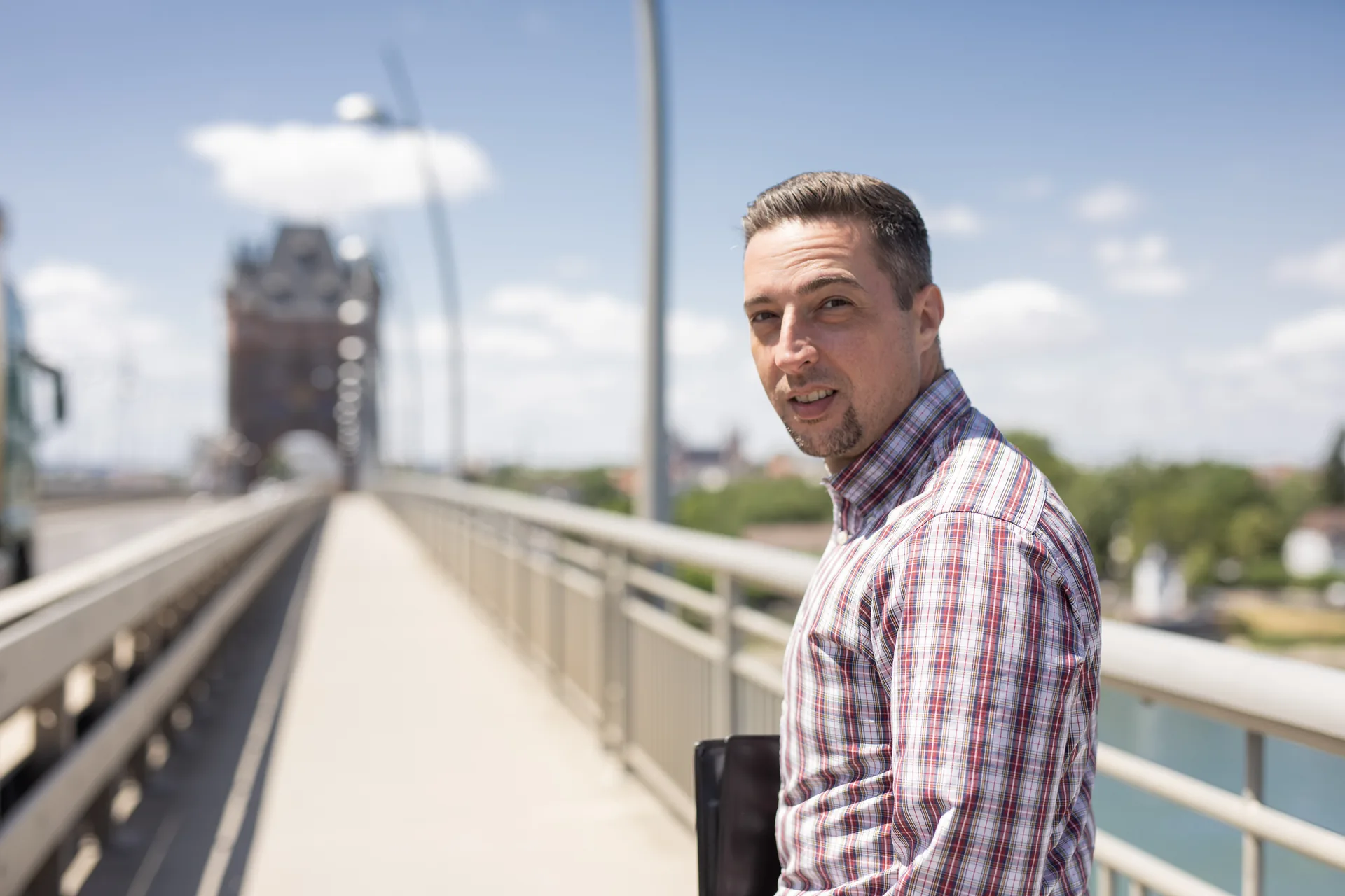 schneider-immobilien-worms-nibelungenbruecke-mit-brueckenturm Heiko Schneider an der Nibelungenbrücke in Worms
